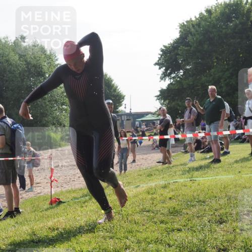 15.06.2025 - 27. Vierlanden-Triathlon KatJ http://msf.ph/oto/7983632 15.06.2025 08:52:53 Schwimmen 98, 233 meine-sportfotos.de