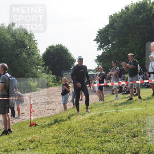 15.06.2025 - 27. Vierlanden-Triathlon KatJ http://msf.ph/oto/7983645 15.06.2025 08:52:54 Schwimmen 98, 233 meine-sportfotos.de