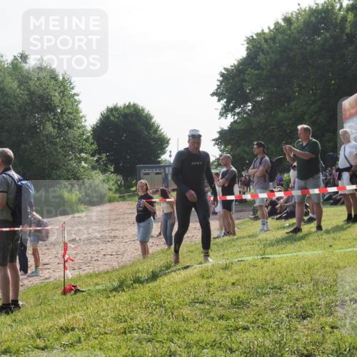15.06.2025 - 27. Vierlanden-Triathlon KatJ http://msf.ph/oto/7983656 15.06.2025 08:52:54 Schwimmen 98, 233 meine-sportfotos.de