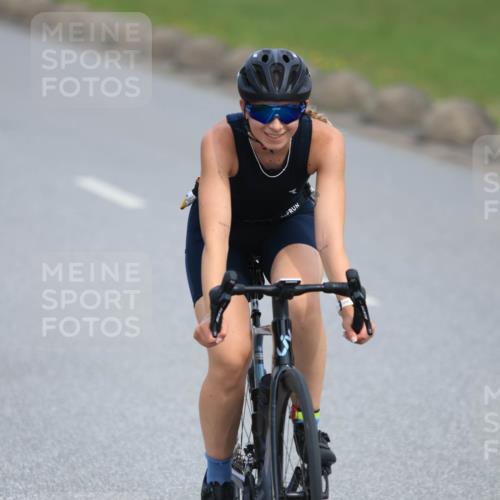 15.06.2025 - 27. Vierlanden-Triathlon H.Heesch http://msf.ph/oto/7983660 15.06.2025 10:57:40 Radfahren 48, 494, 508, 555, 753 meine-sportfotos.de