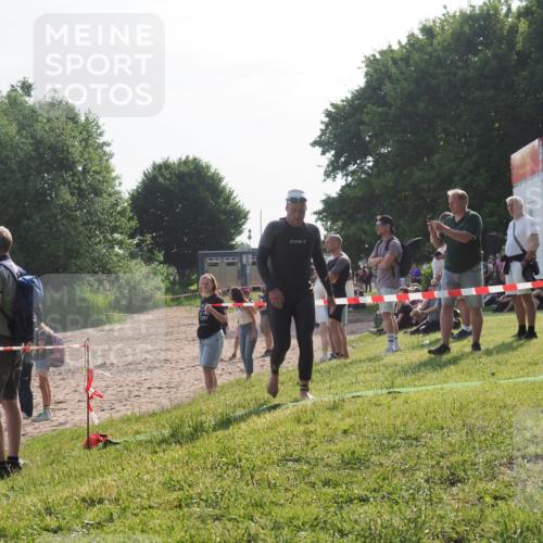 15.06.2025 - 27. Vierlanden-Triathlon KatJ http://msf.ph/oto/7983672 15.06.2025 08:52:54 Schwimmen 98, 233 meine-sportfotos.de
