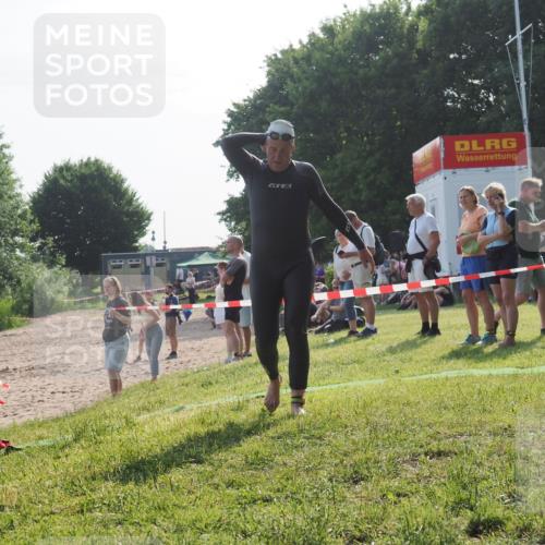 15.06.2025 - 27. Vierlanden-Triathlon KatJ http://msf.ph/oto/7983686 15.06.2025 08:52:57 Schwimmen 98, 233 meine-sportfotos.de