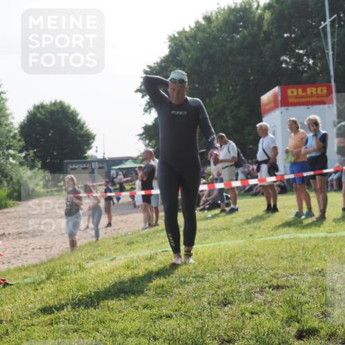15.06.2025 - 27. Vierlanden-Triathlon KatJ http://msf.ph/oto/7983693 15.06.2025 08:52:57 Schwimmen 98, 233 meine-sportfotos.de