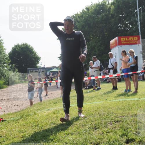 15.06.2025 - 27. Vierlanden-Triathlon KatJ http://msf.ph/oto/7983718 15.06.2025 08:52:58 Schwimmen 98, 233 meine-sportfotos.de