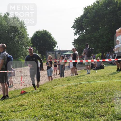 15.06.2025 - 27. Vierlanden-Triathlon KatJ http://msf.ph/oto/7983799 15.06.2025 08:53:15 Schwimmen 133 meine-sportfotos.de