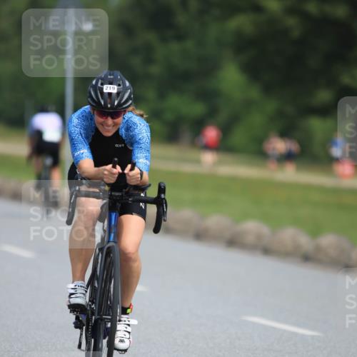 21.06.2025 - 27. Vierlanden-Triathlon H.Heesch http://msf.ph/oto/7983811 15.06.2025 11:18:25 Radfahren 219, 236, 750 meine-sportfotos.de