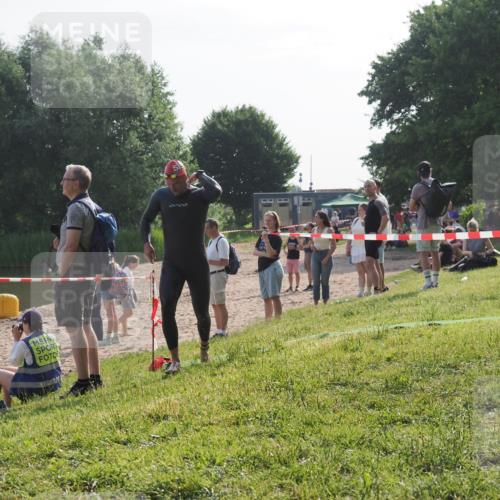 15.06.2025 - 27. Vierlanden-Triathlon KatJ http://msf.ph/oto/7983825 15.06.2025 08:53:15 Schwimmen 133 meine-sportfotos.de