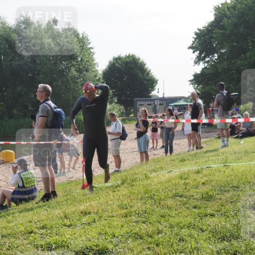 15.06.2025 - 27. Vierlanden-Triathlon KatJ http://msf.ph/oto/7983836 15.06.2025 08:53:16 Schwimmen 133 meine-sportfotos.de