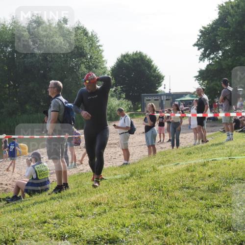 15.06.2025 - 27. Vierlanden-Triathlon KatJ http://msf.ph/oto/7983860 15.06.2025 08:53:16 Schwimmen 133 meine-sportfotos.de