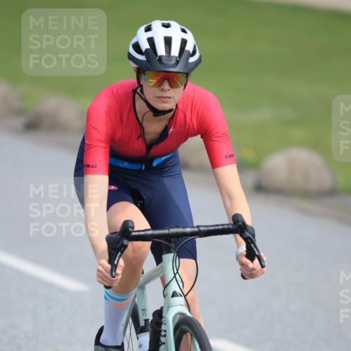 21.06.2025 - 27. Vierlanden-Triathlon H.Heesch http://msf.ph/oto/7983897 15.06.2025 11:19:38 Radfahren 196, 205, 835 meine-sportfotos.de