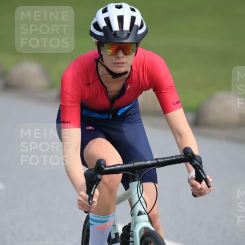 21.06.2025 - 27. Vierlanden-Triathlon H.Heesch http://msf.ph/oto/7983907 15.06.2025 11:19:38 Radfahren 196, 205, 835 meine-sportfotos.de