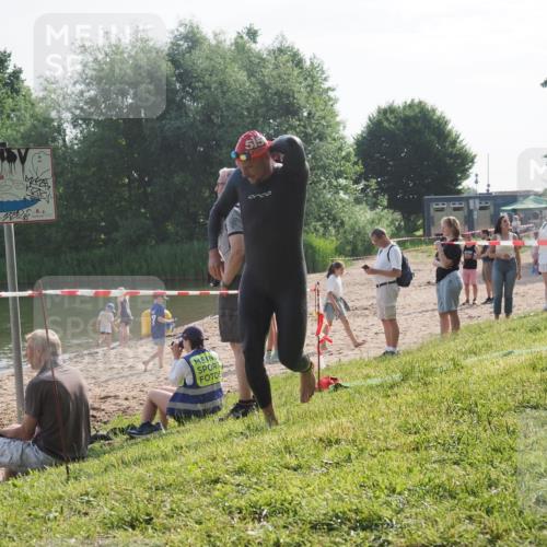 15.06.2025 - 27. Vierlanden-Triathlon KatJ http://msf.ph/oto/7983910 15.06.2025 08:53:16 Schwimmen 133 meine-sportfotos.de