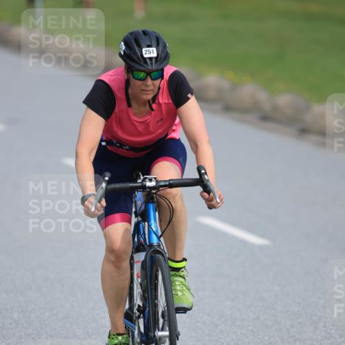21.06.2025 - 27. Vierlanden-Triathlon H.Heesch http://msf.ph/oto/7983962 15.06.2025 11:19:56 Radfahren 251, 772, 811, 982 meine-sportfotos.de
