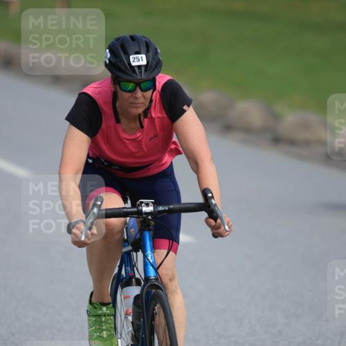 21.06.2025 - 27. Vierlanden-Triathlon H.Heesch http://msf.ph/oto/7983969 15.06.2025 11:19:56 Radfahren 251, 772, 811, 982 meine-sportfotos.de