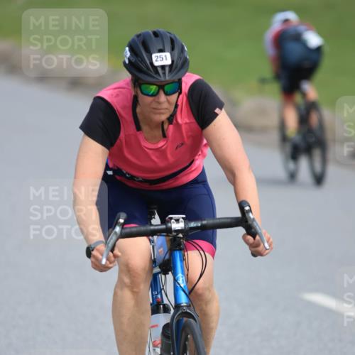 21.06.2025 - 27. Vierlanden-Triathlon H.Heesch http://msf.ph/oto/7983975 15.06.2025 11:19:57 Radfahren 251, 772, 811, 982 meine-sportfotos.de
