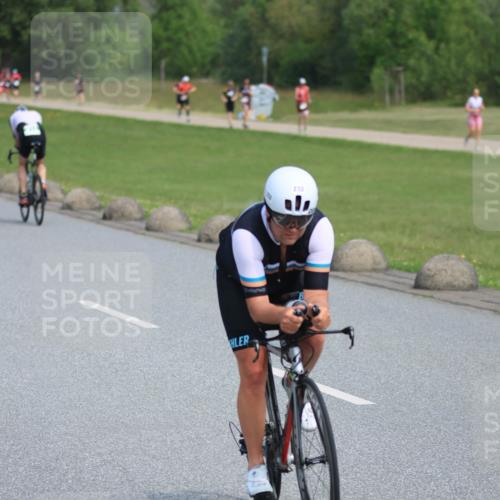 21.06.2025 - 27. Vierlanden-Triathlon H.Heesch http://msf.ph/oto/7983985 15.06.2025 11:20:07 Radfahren 3, 115, 232, 789, 852, 968 meine-sportfotos.de