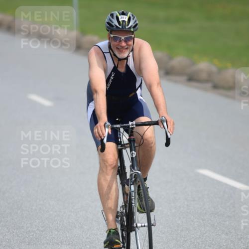 15.06.2025 - 27. Vierlanden-Triathlon H.Heesch http://msf.ph/oto/7983996 15.06.2025 10:58:32 Radfahren 64, 144, 387, 693 meine-sportfotos.de