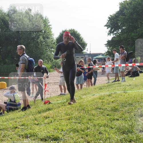 15.06.2025 - 27. Vierlanden-Triathlon KatJ http://msf.ph/oto/7984017 15.06.2025 08:53:25 Schwimmen 133, 162, 169 meine-sportfotos.de