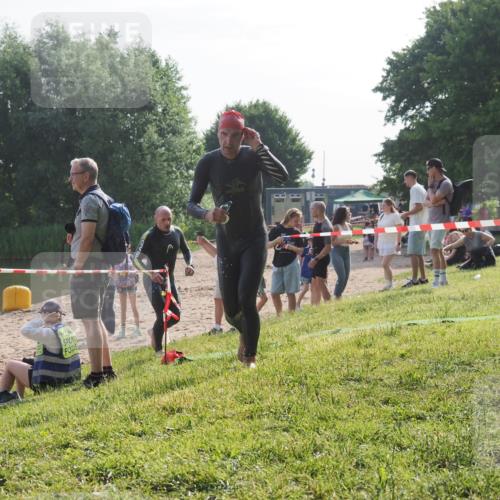 15.06.2025 - 27. Vierlanden-Triathlon KatJ http://msf.ph/oto/7984025 15.06.2025 08:53:25 Schwimmen 133, 162, 169 meine-sportfotos.de