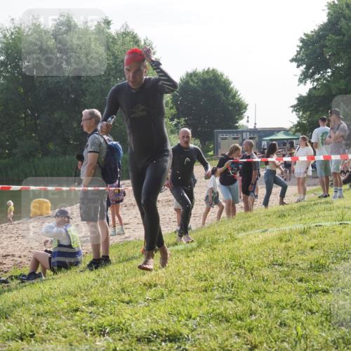 15.06.2025 - 27. Vierlanden-Triathlon KatJ http://msf.ph/oto/7984047 15.06.2025 08:53:26 Schwimmen 162, 169 meine-sportfotos.de