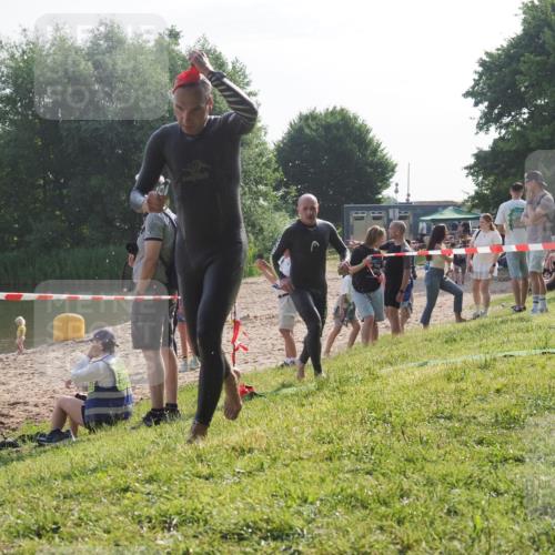 15.06.2025 - 27. Vierlanden-Triathlon KatJ http://msf.ph/oto/7984050 15.06.2025 08:53:26 Schwimmen 162, 169 meine-sportfotos.de