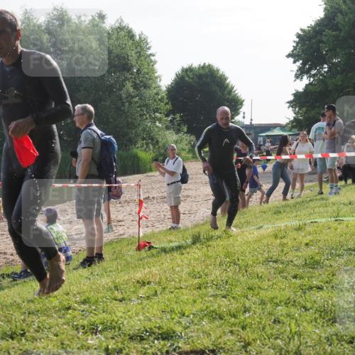 15.06.2025 - 27. Vierlanden-Triathlon KatJ http://msf.ph/oto/7984057 15.06.2025 08:53:26 Schwimmen 162, 169 meine-sportfotos.de