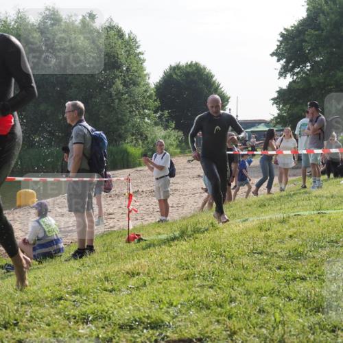 15.06.2025 - 27. Vierlanden-Triathlon KatJ http://msf.ph/oto/7984061 15.06.2025 08:53:26 Schwimmen 162, 169 meine-sportfotos.de