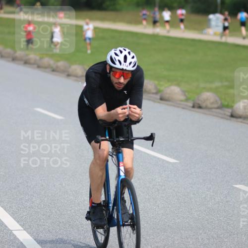 21.06.2025 - 27. Vierlanden-Triathlon H.Heesch http://msf.ph/oto/7984069 15.06.2025 11:20:33 Radfahren 114 meine-sportfotos.de