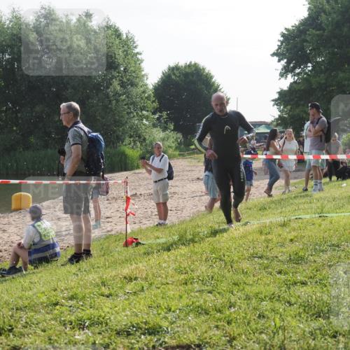15.06.2025 - 27. Vierlanden-Triathlon KatJ http://msf.ph/oto/7984086 15.06.2025 08:53:27 Schwimmen 162, 169 meine-sportfotos.de
