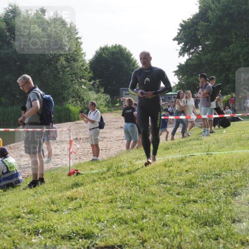 15.06.2025 - 27. Vierlanden-Triathlon KatJ http://msf.ph/oto/7984130 15.06.2025 08:53:27 Schwimmen 162, 169 meine-sportfotos.de