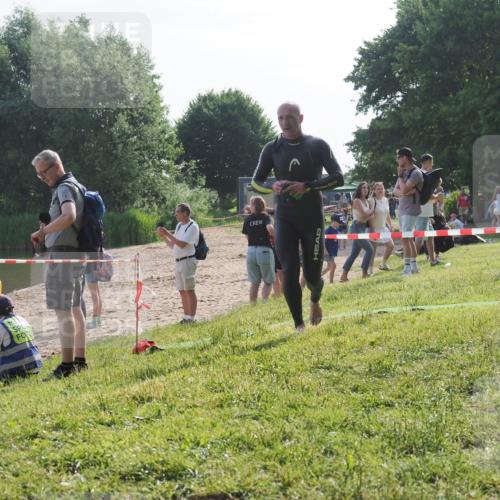 15.06.2025 - 27. Vierlanden-Triathlon KatJ http://msf.ph/oto/7984137 15.06.2025 08:53:27 Schwimmen 162, 169 meine-sportfotos.de
