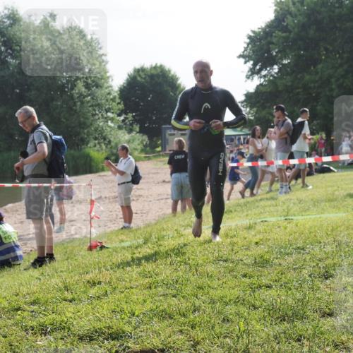 15.06.2025 - 27. Vierlanden-Triathlon KatJ http://msf.ph/oto/7984160 15.06.2025 08:53:28 Schwimmen 162, 169 meine-sportfotos.de