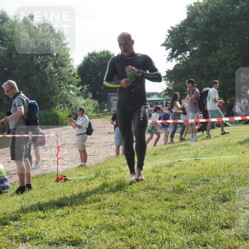15.06.2025 - 27. Vierlanden-Triathlon KatJ http://msf.ph/oto/7984167 15.06.2025 08:53:28 Schwimmen 162, 169 meine-sportfotos.de
