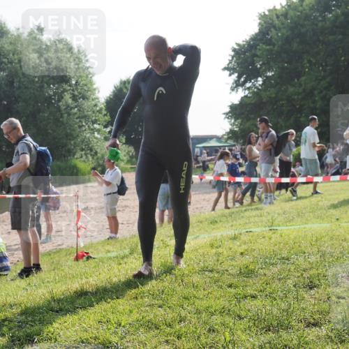 15.06.2025 - 27. Vierlanden-Triathlon KatJ http://msf.ph/oto/7984179 15.06.2025 08:53:29 Schwimmen 162, 169 meine-sportfotos.de