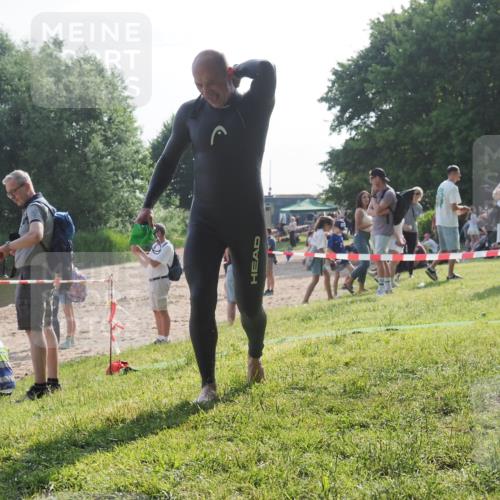 15.06.2025 - 27. Vierlanden-Triathlon KatJ http://msf.ph/oto/7984184 15.06.2025 08:53:29 Schwimmen 162, 169 meine-sportfotos.de