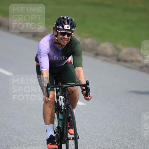 21.06.2025 - 27. Vierlanden-Triathlon H.Heesch http://msf.ph/oto/7984186 15.06.2025 11:21:06 Radfahren 93, 142, 703, 856 meine-sportfotos.de