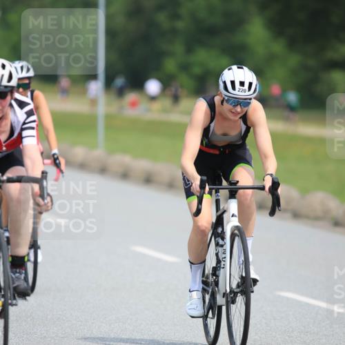 15.06.2025 - 27. Vierlanden-Triathlon H.Heesch http://msf.ph/oto/7984220 15.06.2025 10:59:32 Radfahren 206, 220, 526, 611, 652, 775 meine-sportfotos.de