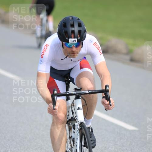 21.06.2025 - 27. Vierlanden-Triathlon H.Heesch http://msf.ph/oto/7984237 15.06.2025 11:21:16 Radfahren 139, 703, 928 meine-sportfotos.de
