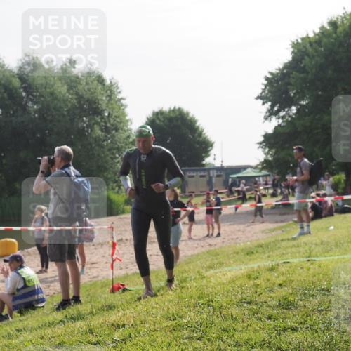 15.06.2025 - 27. Vierlanden-Triathlon KatJ http://msf.ph/oto/7984244 15.06.2025 08:54:55 Schwimmen 108 meine-sportfotos.de