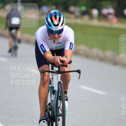 21.06.2025 - 27. Vierlanden-Triathlon H.Heesch http://msf.ph/oto/7984253 15.06.2025 11:21:52 Radfahren 225, 843 meine-sportfotos.de