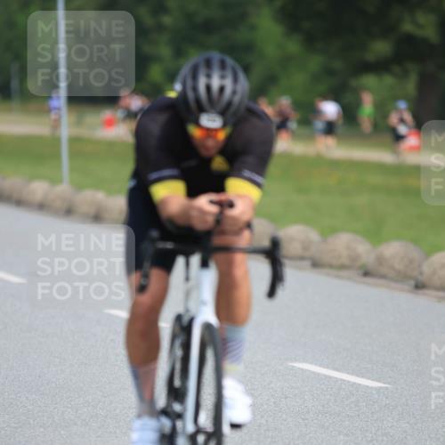 21.06.2025 - 27. Vierlanden-Triathlon H.Heesch http://msf.ph/oto/7984290 15.06.2025 11:22:02 Radfahren 133, 224, 653, 843 meine-sportfotos.de