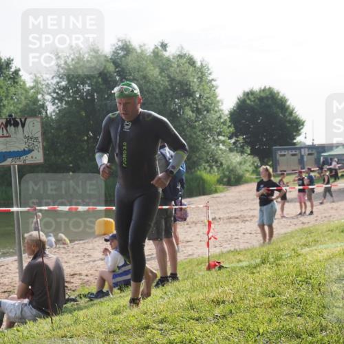 15.06.2025 - 27. Vierlanden-Triathlon KatJ http://msf.ph/oto/7984338 15.06.2025 08:54:56 Schwimmen 108 meine-sportfotos.de