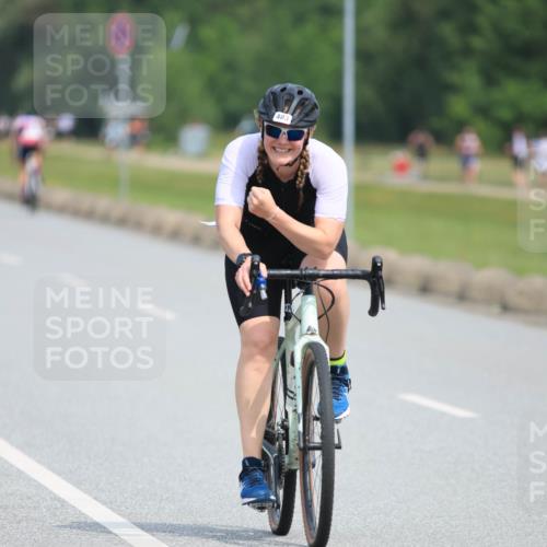 15.06.2025 - 27. Vierlanden-Triathlon H.Heesch http://msf.ph/oto/7984347 15.06.2025 10:59:45 Radfahren 371, 374, 459, 483, 630 meine-sportfotos.de