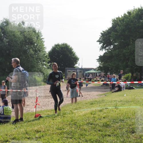 15.06.2025 - 27. Vierlanden-Triathlon KatJ http://msf.ph/oto/7984350 15.06.2025 08:55:40 Schwimmen 225 meine-sportfotos.de