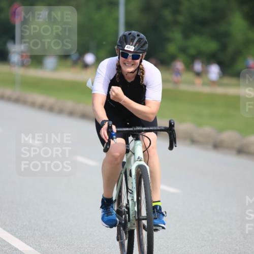 15.06.2025 - 27. Vierlanden-Triathlon H.Heesch http://msf.ph/oto/7984353 15.06.2025 10:59:45 Radfahren 371, 374, 459, 483, 630 meine-sportfotos.de