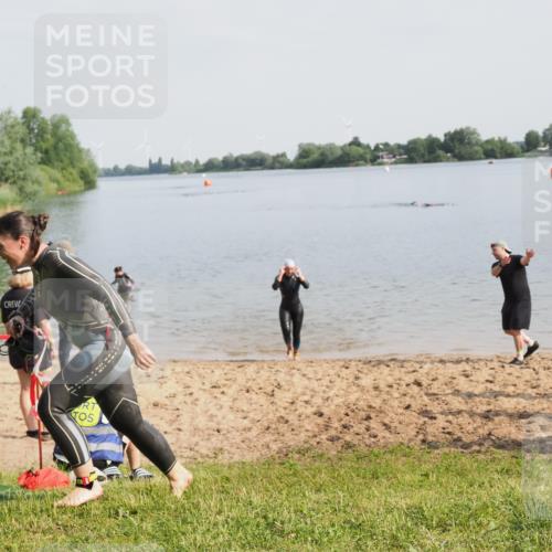 21.06.2025 - 27. Vierlanden-Triathlon MichiJ http://msf.ph/oto/7984356 15.06.2026 09:08:59 Schwimmen 199, 204 meine-sportfotos.de