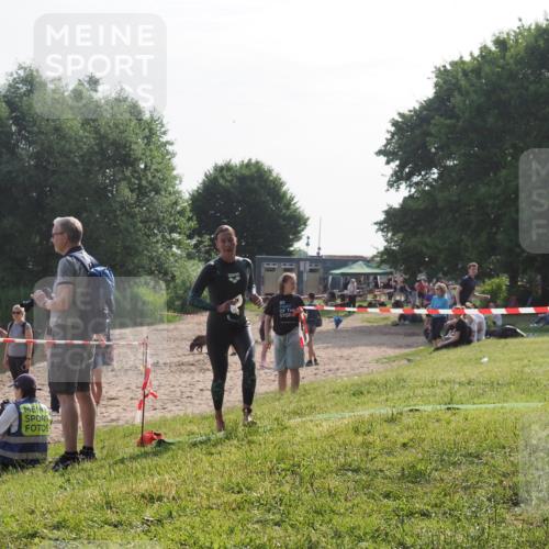 15.06.2025 - 27. Vierlanden-Triathlon KatJ http://msf.ph/oto/7984362 15.06.2025 08:55:40 Schwimmen 225 meine-sportfotos.de