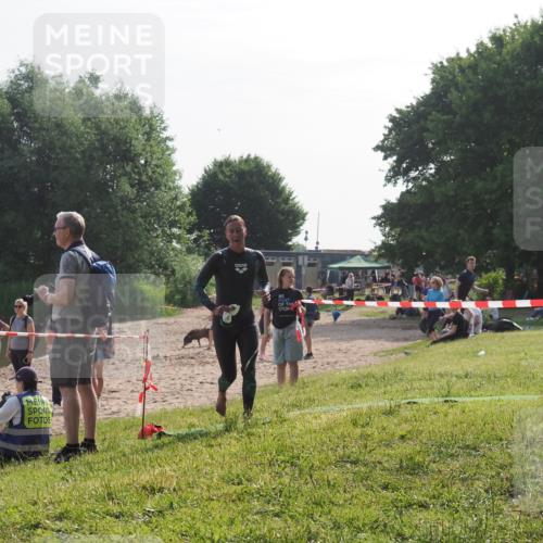 15.06.2025 - 27. Vierlanden-Triathlon KatJ http://msf.ph/oto/7984375 15.06.2025 08:55:40 Schwimmen 225 meine-sportfotos.de