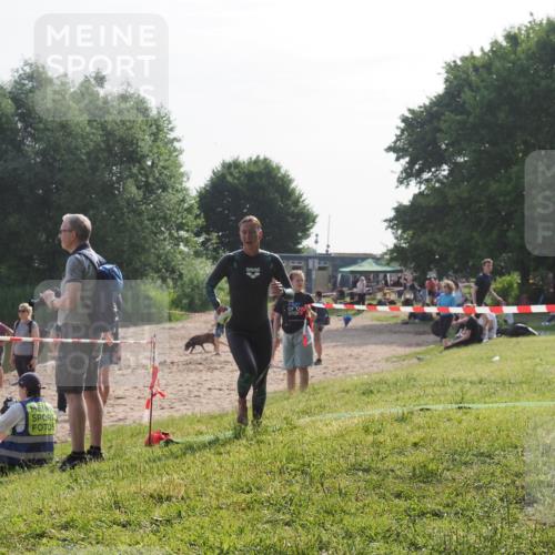 15.06.2025 - 27. Vierlanden-Triathlon KatJ http://msf.ph/oto/7984392 15.06.2025 08:55:40 Schwimmen 225 meine-sportfotos.de