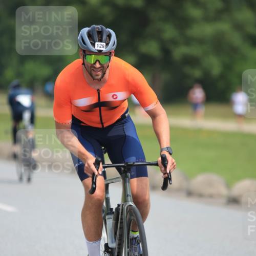 15.06.2025 - 27. Vierlanden-Triathlon H.Heesch http://msf.ph/oto/7984423 15.06.2025 11:00:03 Radfahren 113, 129 meine-sportfotos.de